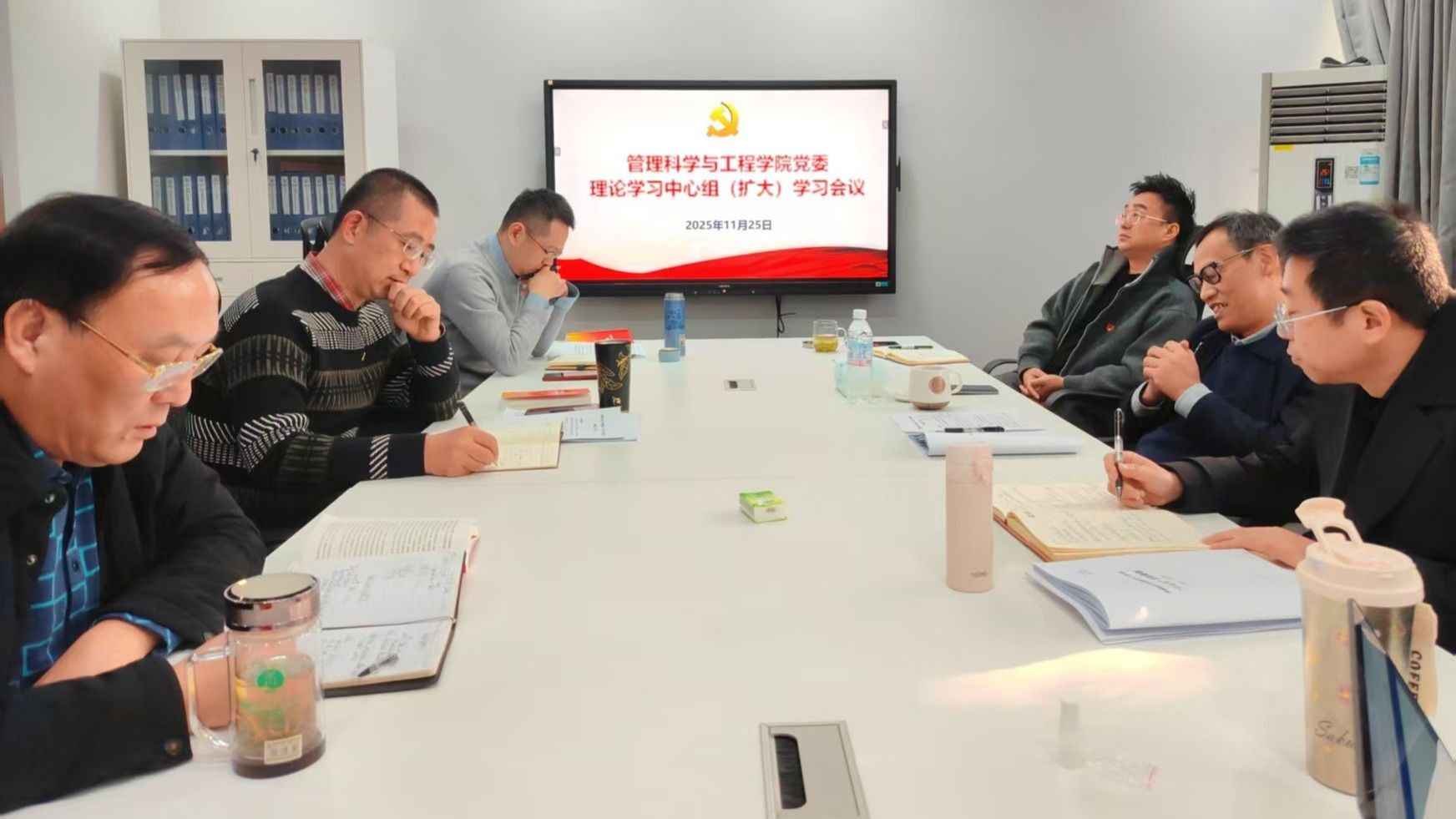 学校党委常委、副校长桂富强列席指导黄色动漫
党委理论学习中心组（扩大）学习会